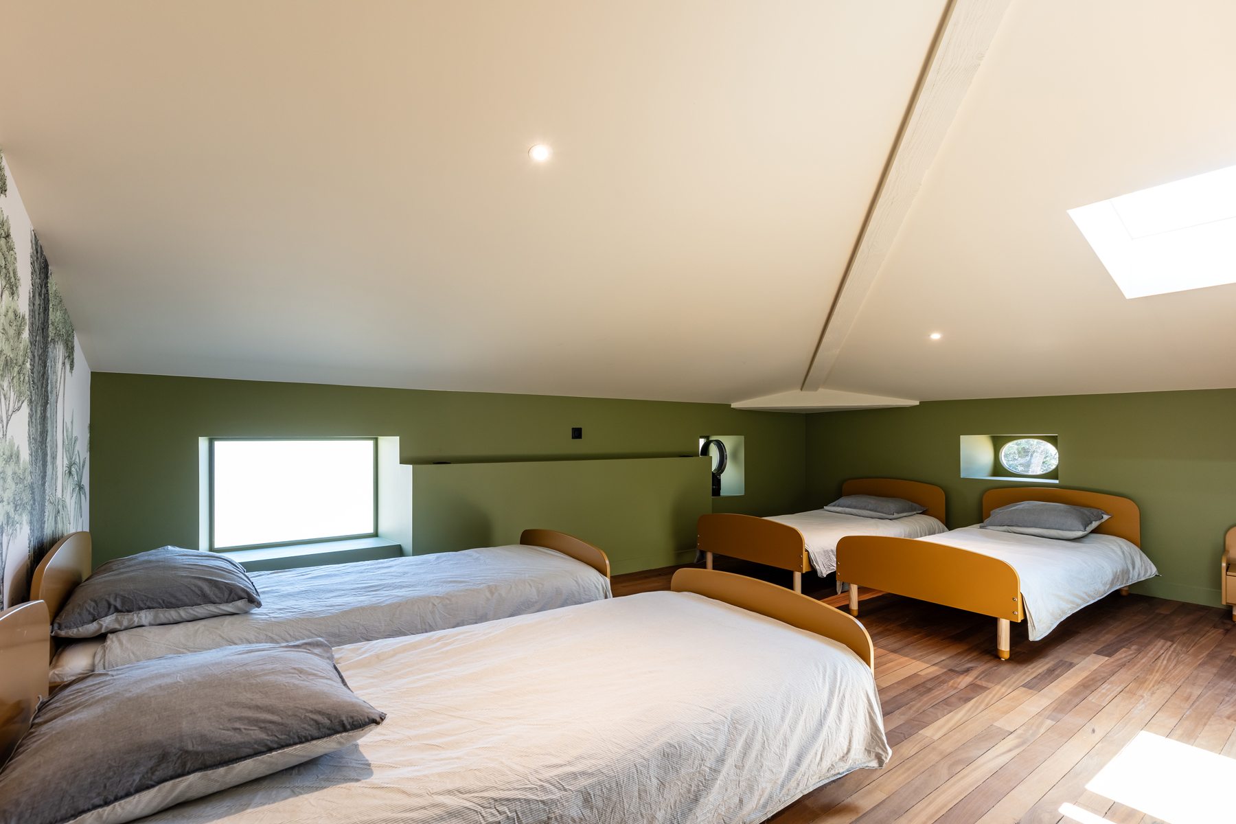 Grande chambre avec quatre lits